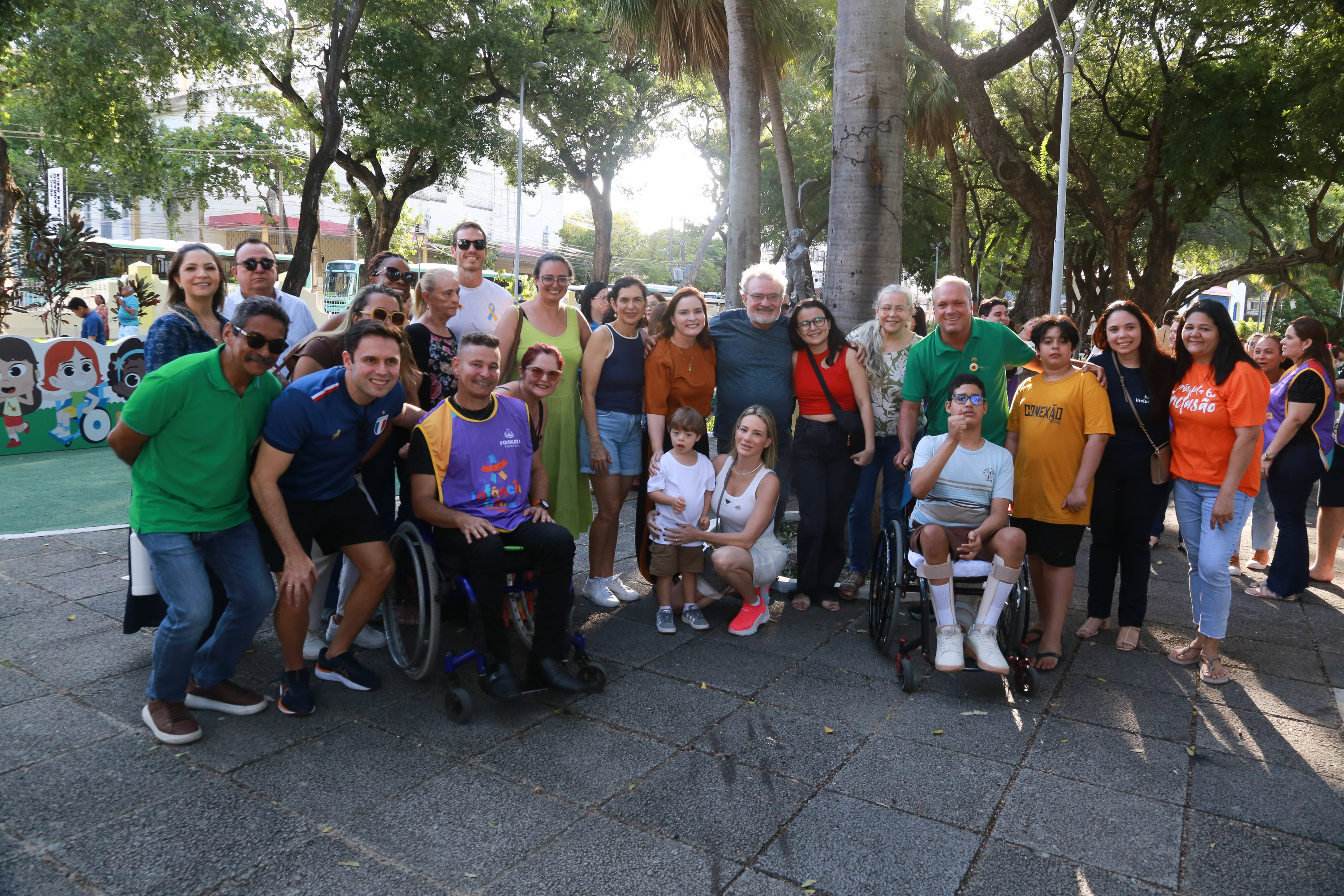 grupo de pessoas posa para a foto